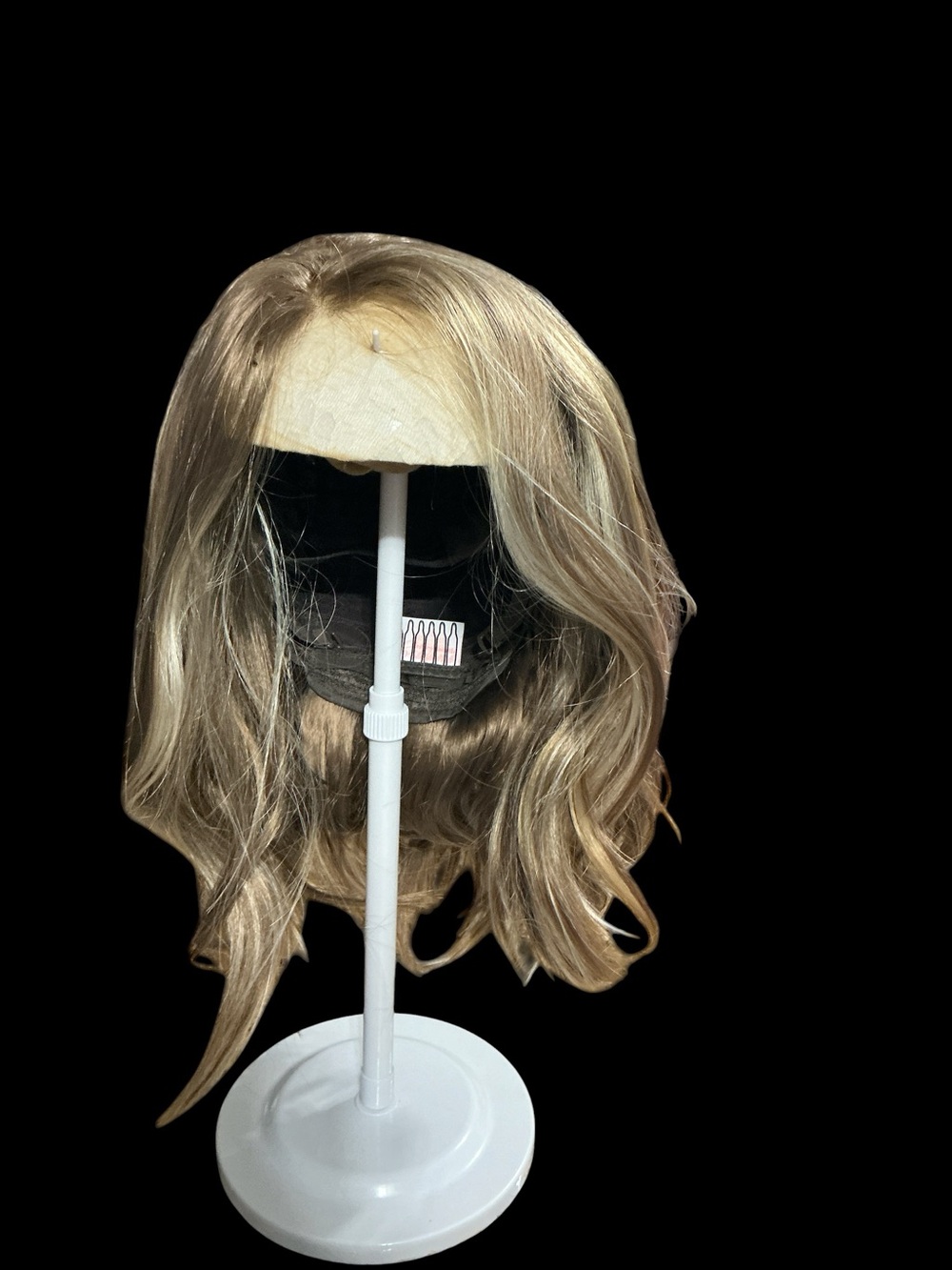 CSC Kelley. Blonde Layered Synthetic Wig with Natural Waves